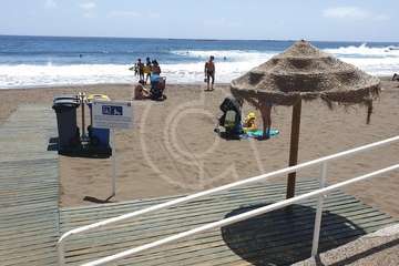 Espacio reservado para personas con movilidad reducida en Salinetas (Foto TA)